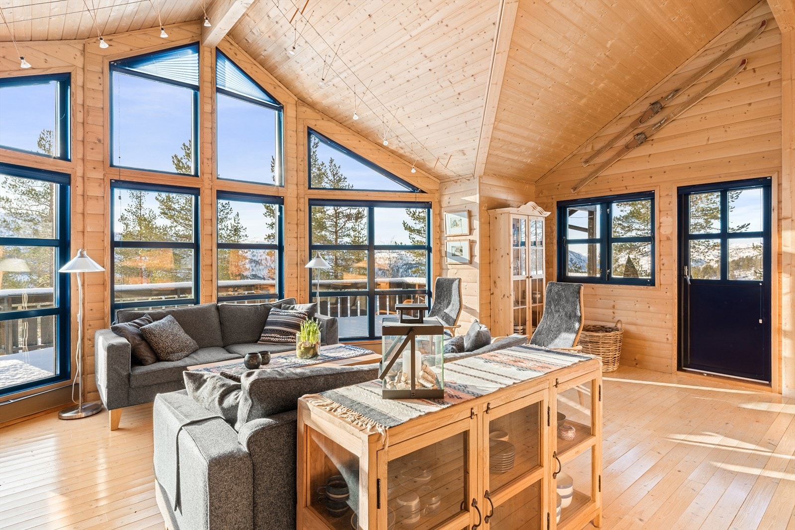 Fra stuen er det utgang til en romslig, lun og sørvendt terrasse med gode solforhold fra morgen til kveld. Galleribilde