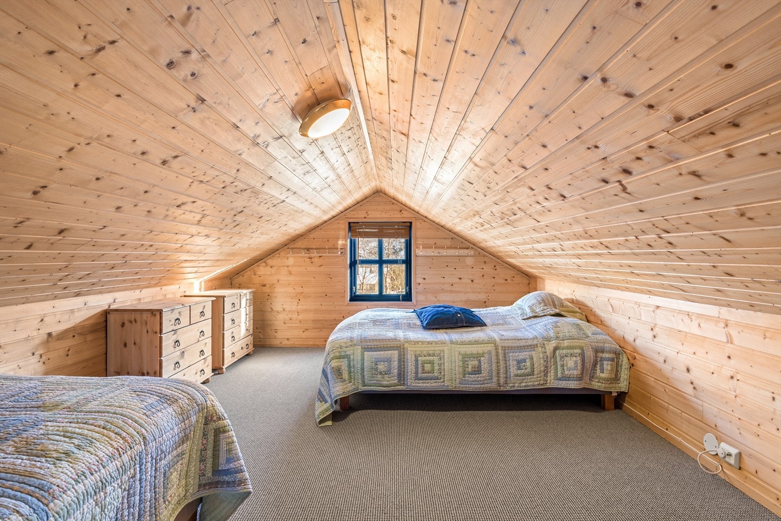 Fra stua er det trapp opp til en god hems. Hemsen benyttes i dag som soverom, men er også ypperlig å bruke som tv-/lekerom. Det er også godt med lagringsplass på hemsen. Galleribilde