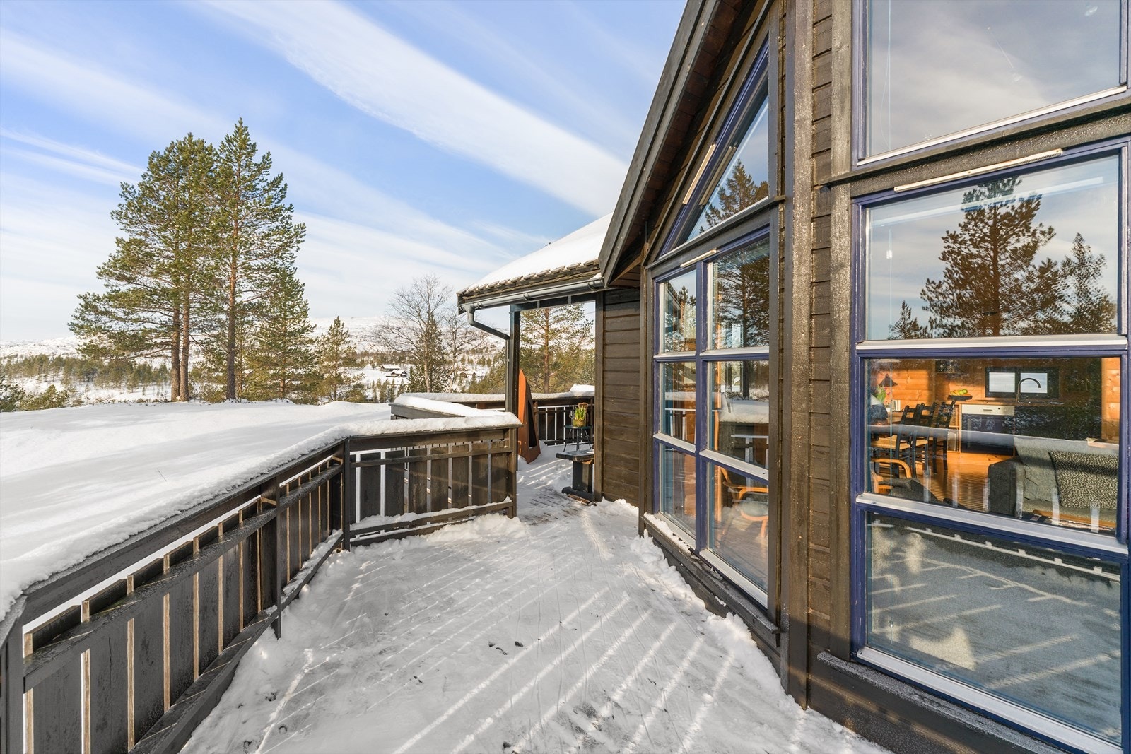 Hytta ligger for seg selv med terrasse uten innsyn Galleribilde