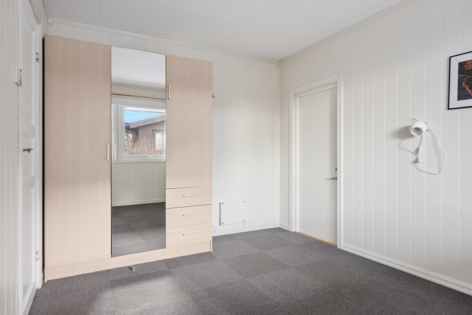 Soverom 10,5 kvm. Dør til høyre inn til bod/ekstra rom på 15 kvm. Er også utvendig inngang til bod. Galleribilde