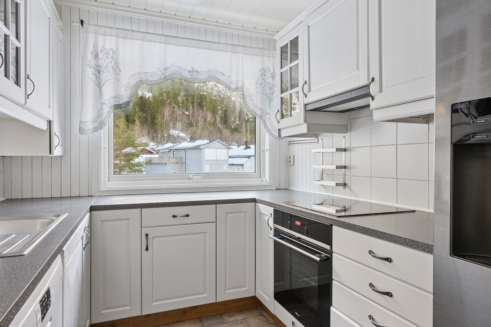 Innholdsrikt kjøkken Galleribilde