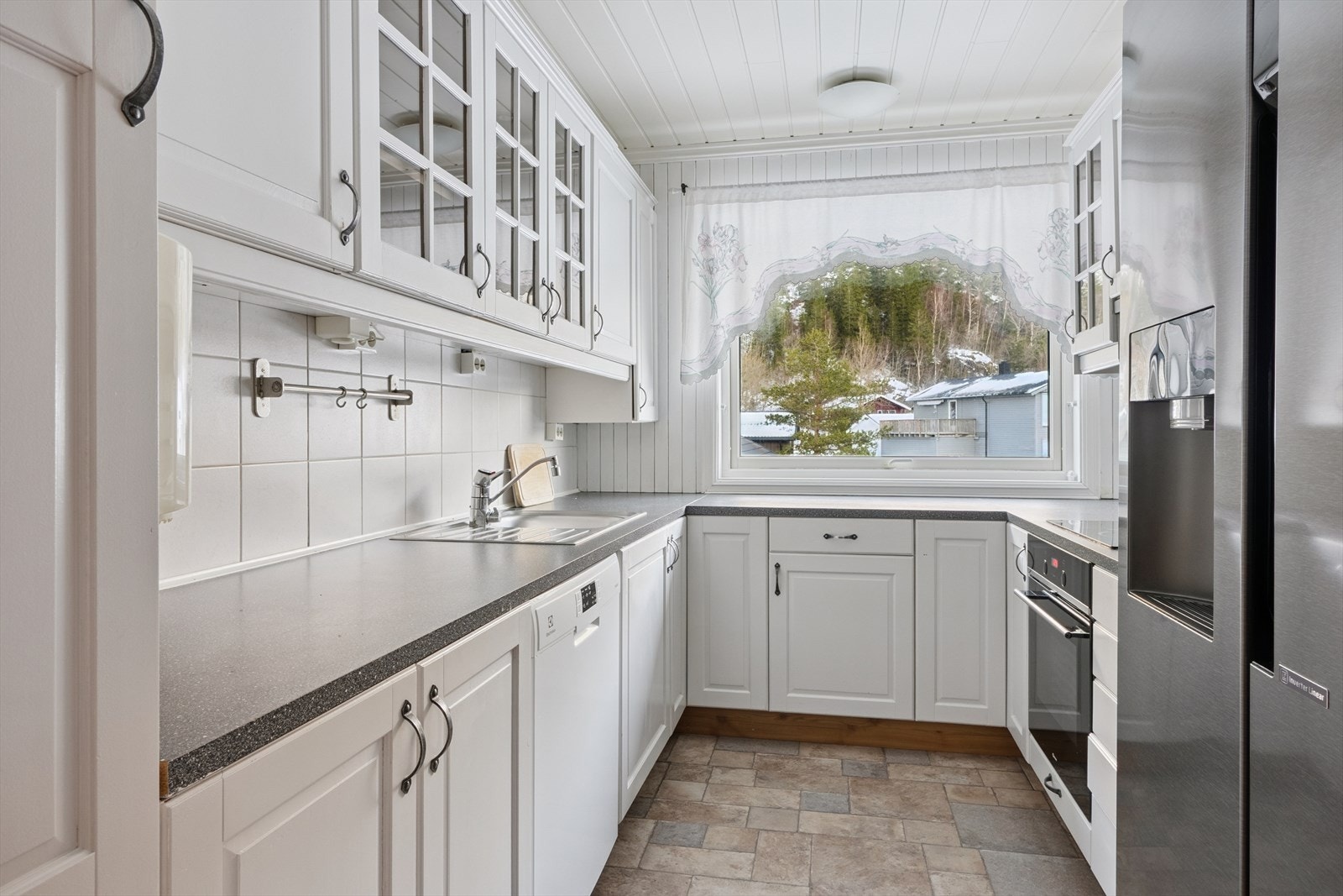 Kjøkken med mye skapplass Galleribilde