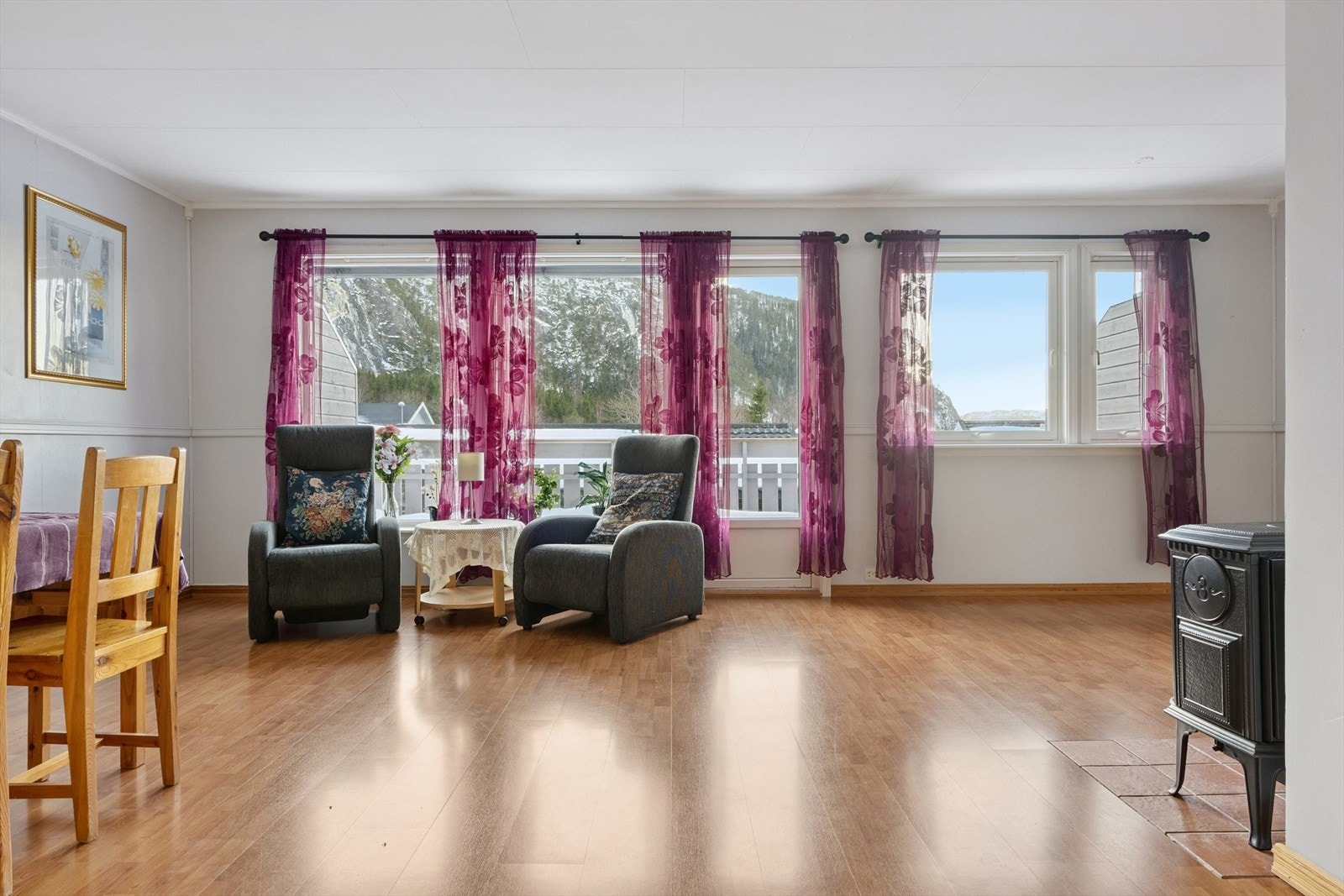 Oppgraderinger: 2014: Utført tiltak på drenering.
Bygd nye terrasser/inngangsparti. Utskiftinger av vinduer, ytterdører. 2003: Oppussing av bad. Galleribilde