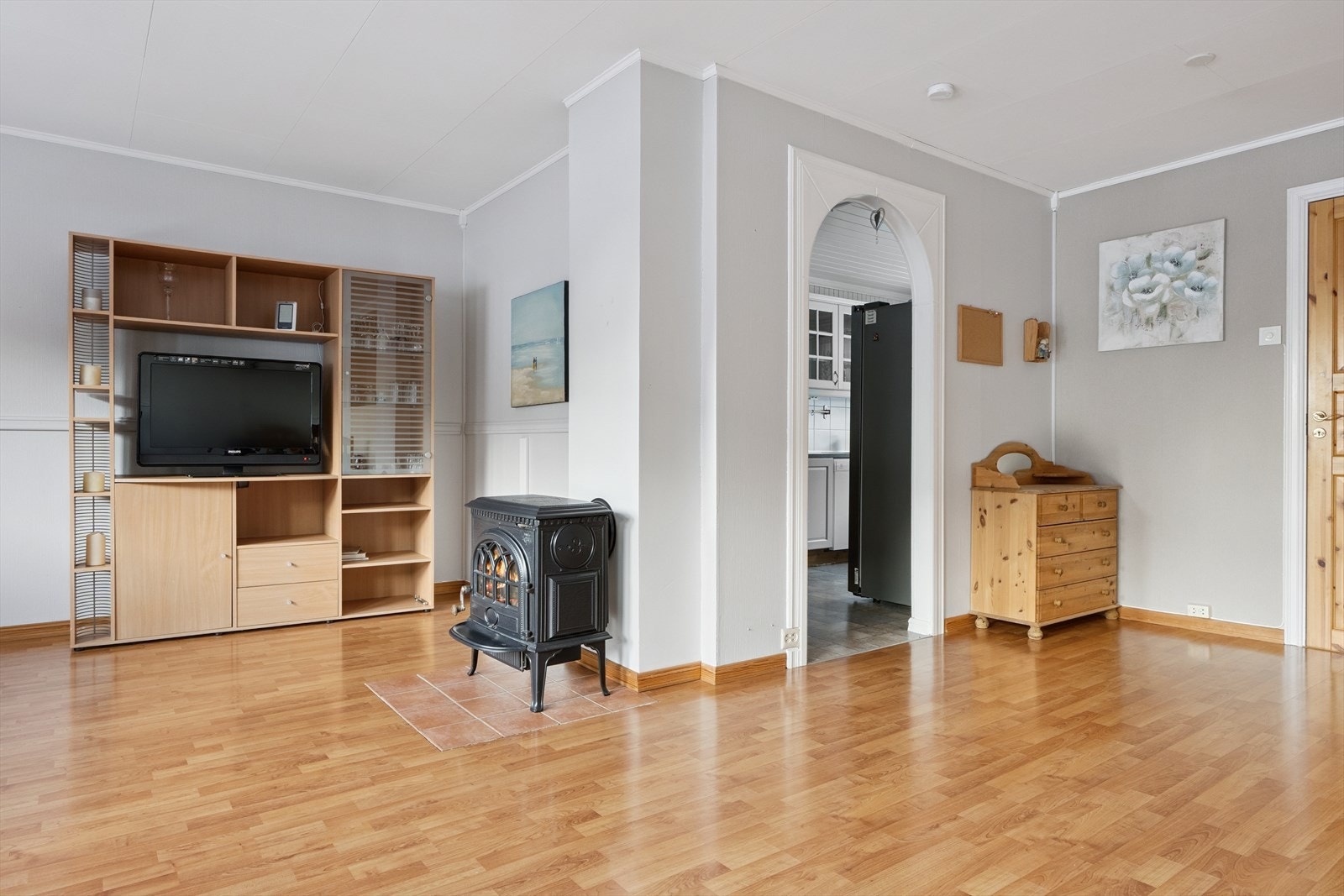 Romslig stue på 34 kvm. Vedovn og varmepumpe. Galleribilde