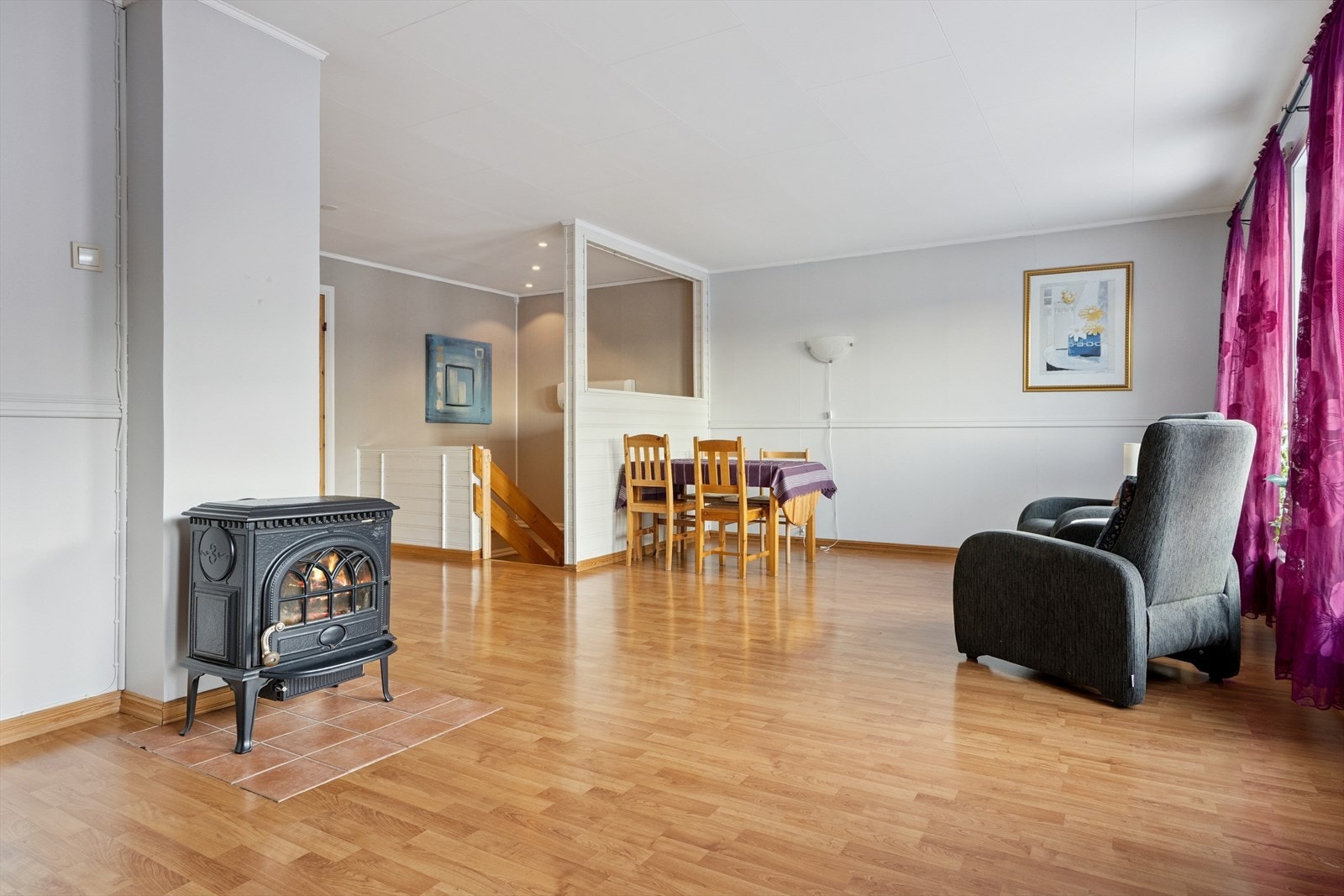 Oppgraderinger: 2014: Utført tiltak på drenering.
Bygd nye terrasser/inngangsparti. Utskiftinger av vinduer, ytterdører. 2003: Oppussing av bad. Galleribilde