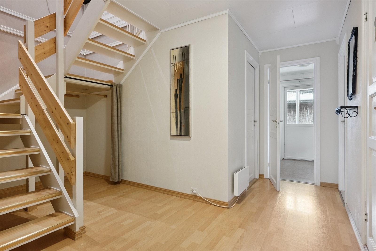 Felleskostnad: Kr 6 881,- pr. mnd.: Renter og Avdrag fellesgjeld, drift, kommunale avgifter, festeavgift, bygningsforsikring og vedlikehold m.m. Galleribilde