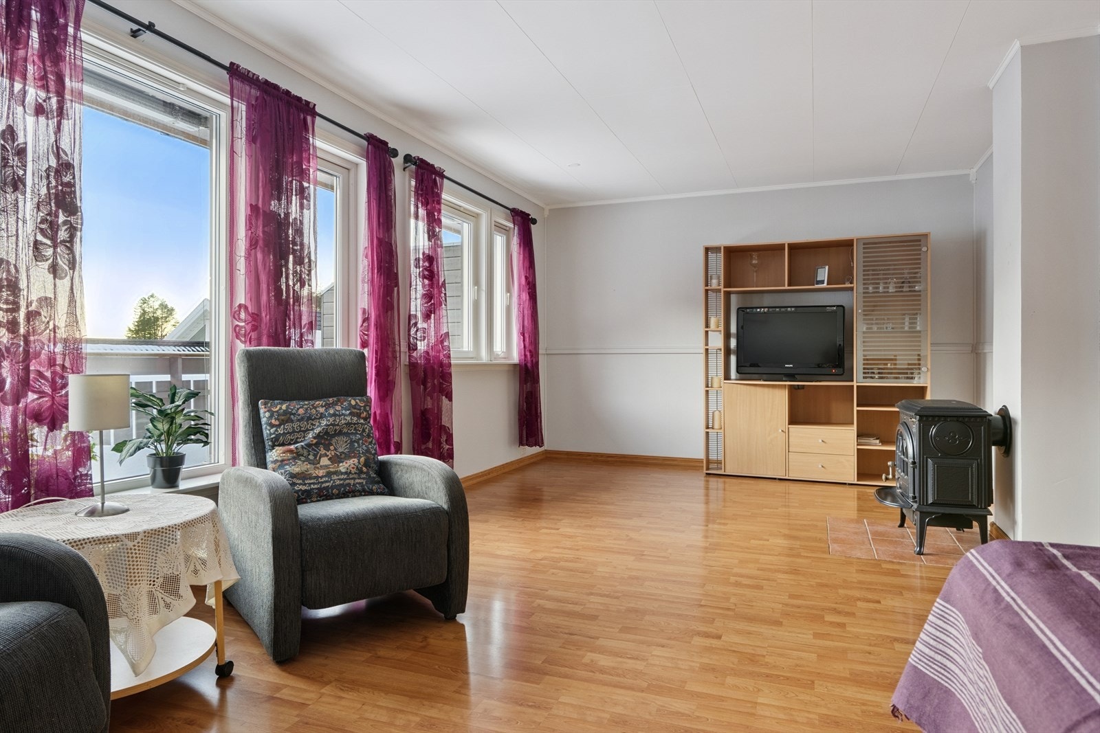 Stue med store vinduer. Utgang til veranda på ca. 16 kvm. Galleribilde