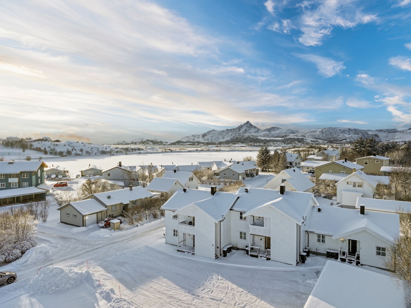 Her bor man i et veletablert og rolig boligområde, samtidig som man har umiddelbar nærhet til alt Leknes har å by på av fasiliteter og servicetilbud. Galleribilde