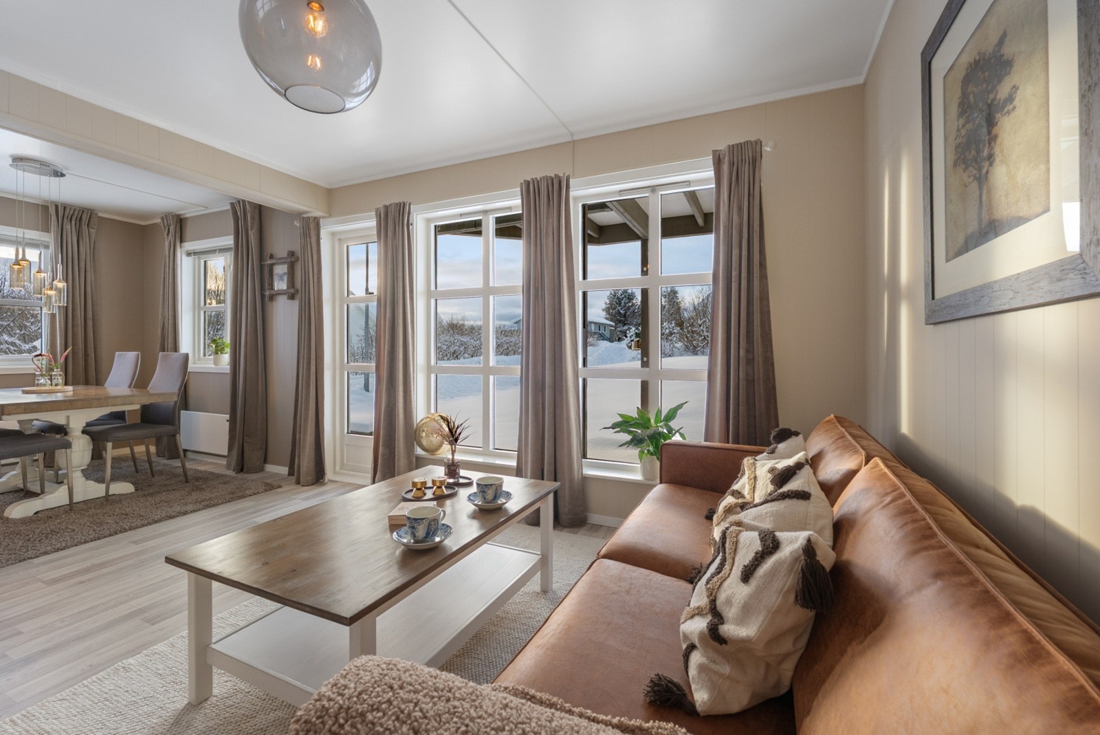 Store vindusflater slipper inn rikelig med naturlig dagslys og skaper en lys og luftig atmosfære. Galleribilde