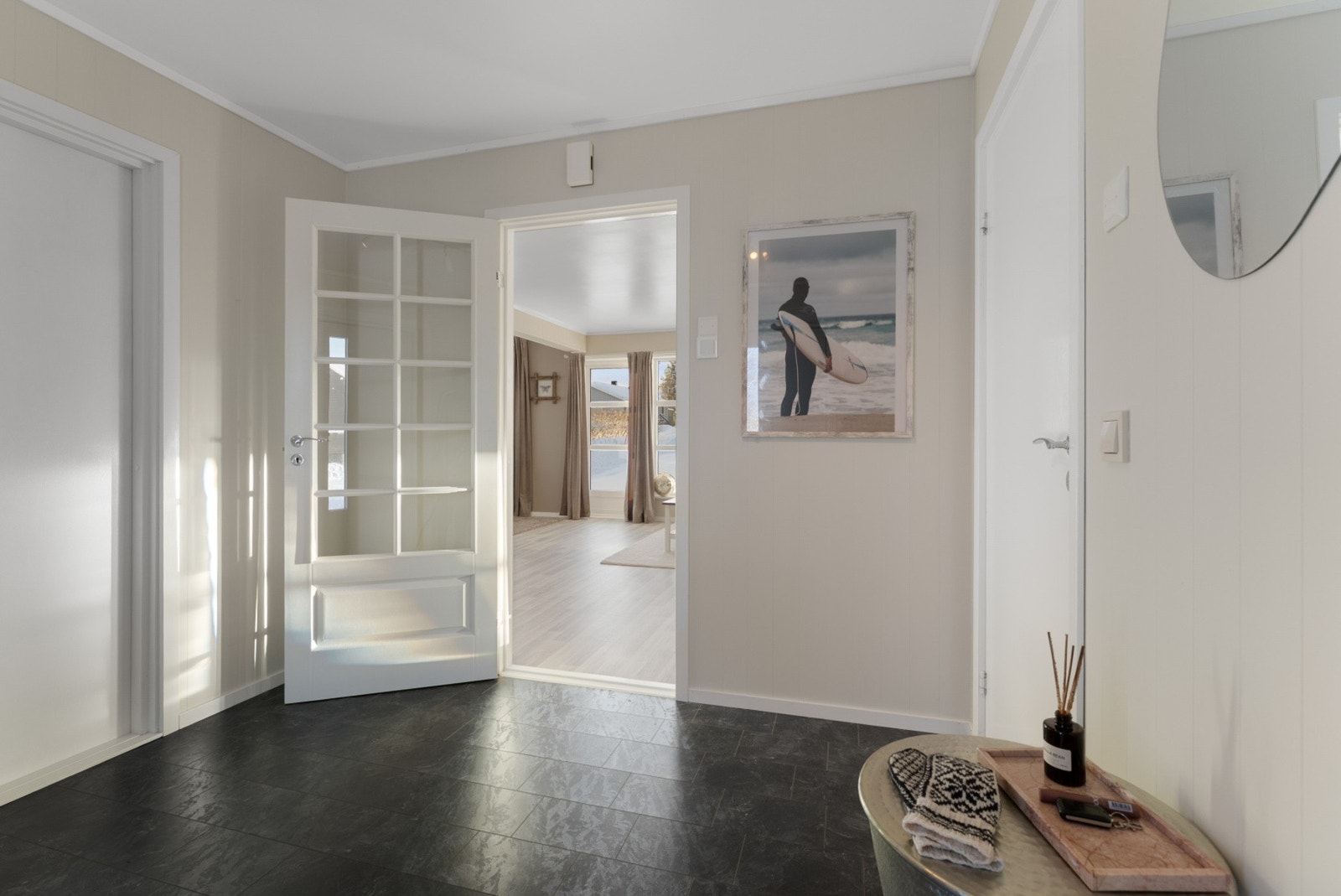 Fra entreen har du tilgang til boligens øvrige rom, og den fungerer som et naturlig skille mellom sonene, noe som skaper en god og gjennomtenkt planløsning. Galleribilde