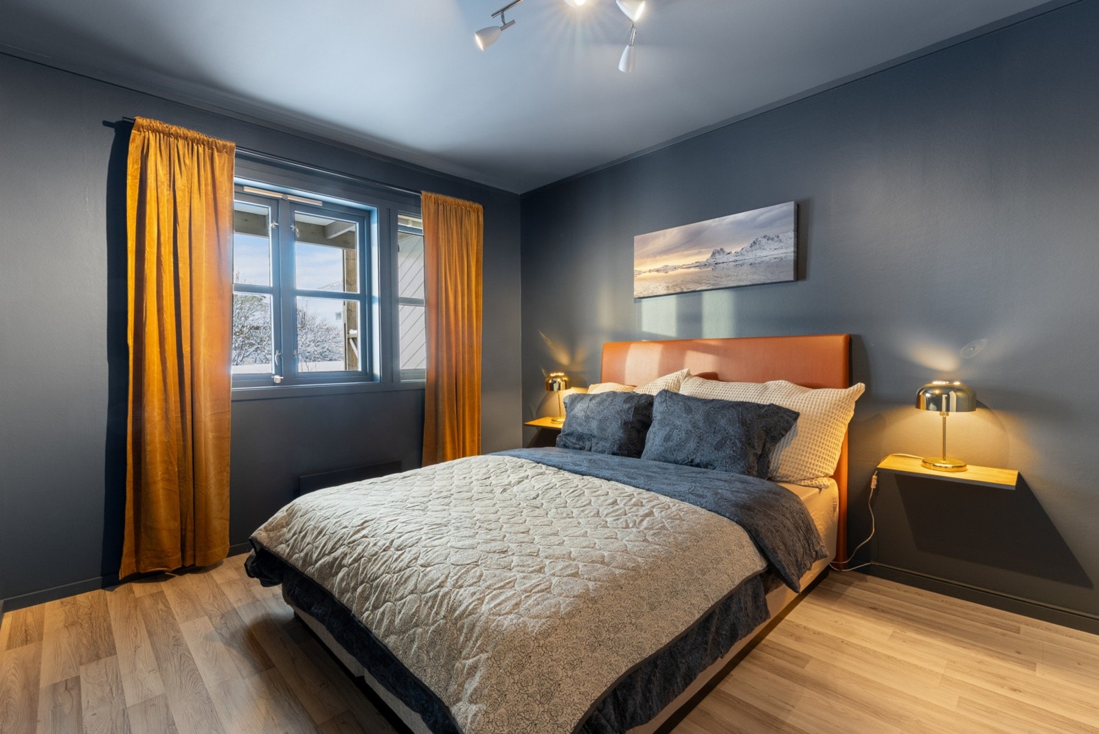 Hovedsoverommet er av en god størrelse, med rikelig plass til en dobbeltseng og tilhørende nattbord. Galleribilde