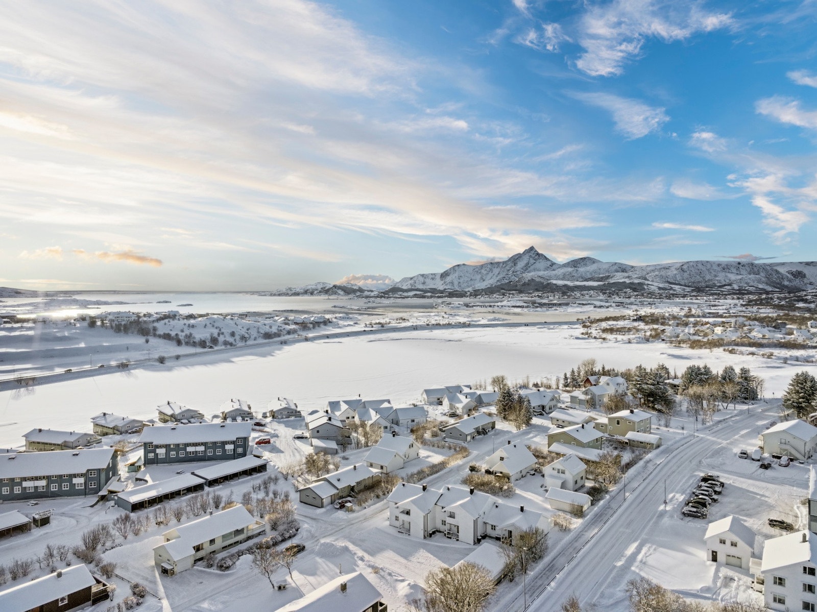 Fra eiendommen er det kort gangavstand til Lofotsenteret, som tilbyr et variert utvalg av butikker, apotek og andre tjenester. Galleribilde
