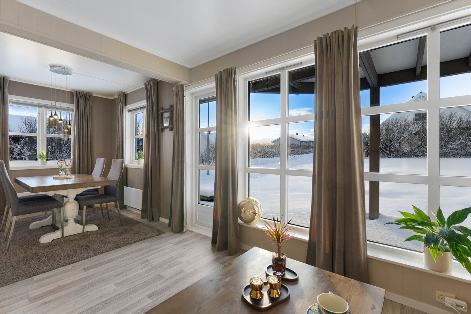 Fra stuen/kjøkken har du vinduer som strekker seg rundt rommet. Galleribilde