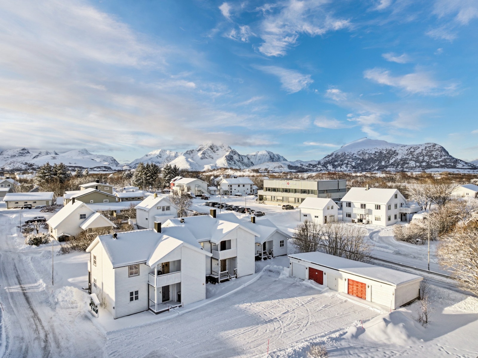 Velkommen til Stuemyra 5, en attraktiv adresse med en sentral og familievennlig beliggenhet i Leknes, hjertet av Lofoten. Galleribilde