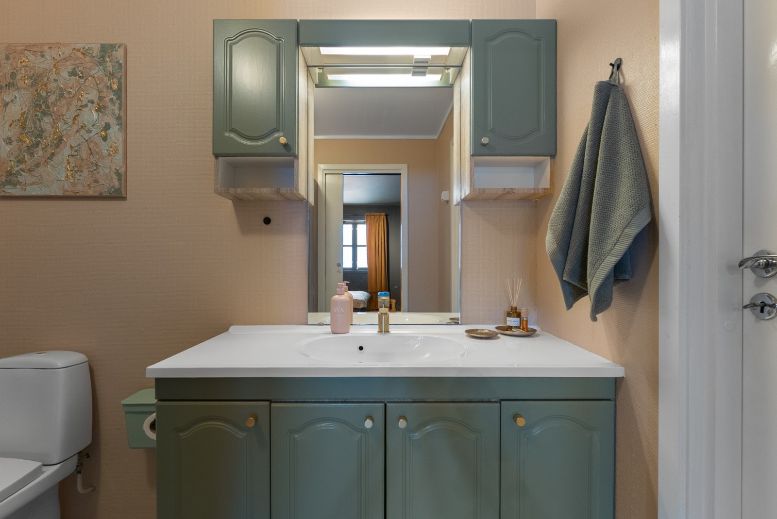 Et praktisk bad som kombinerer funksjonene til både bad og vaskerom på en effektiv måte. Galleribilde