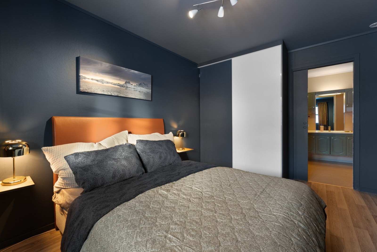 Hovedsoverommet er også tilknyttet badet som gjør morgenstellen enkel, Galleribilde