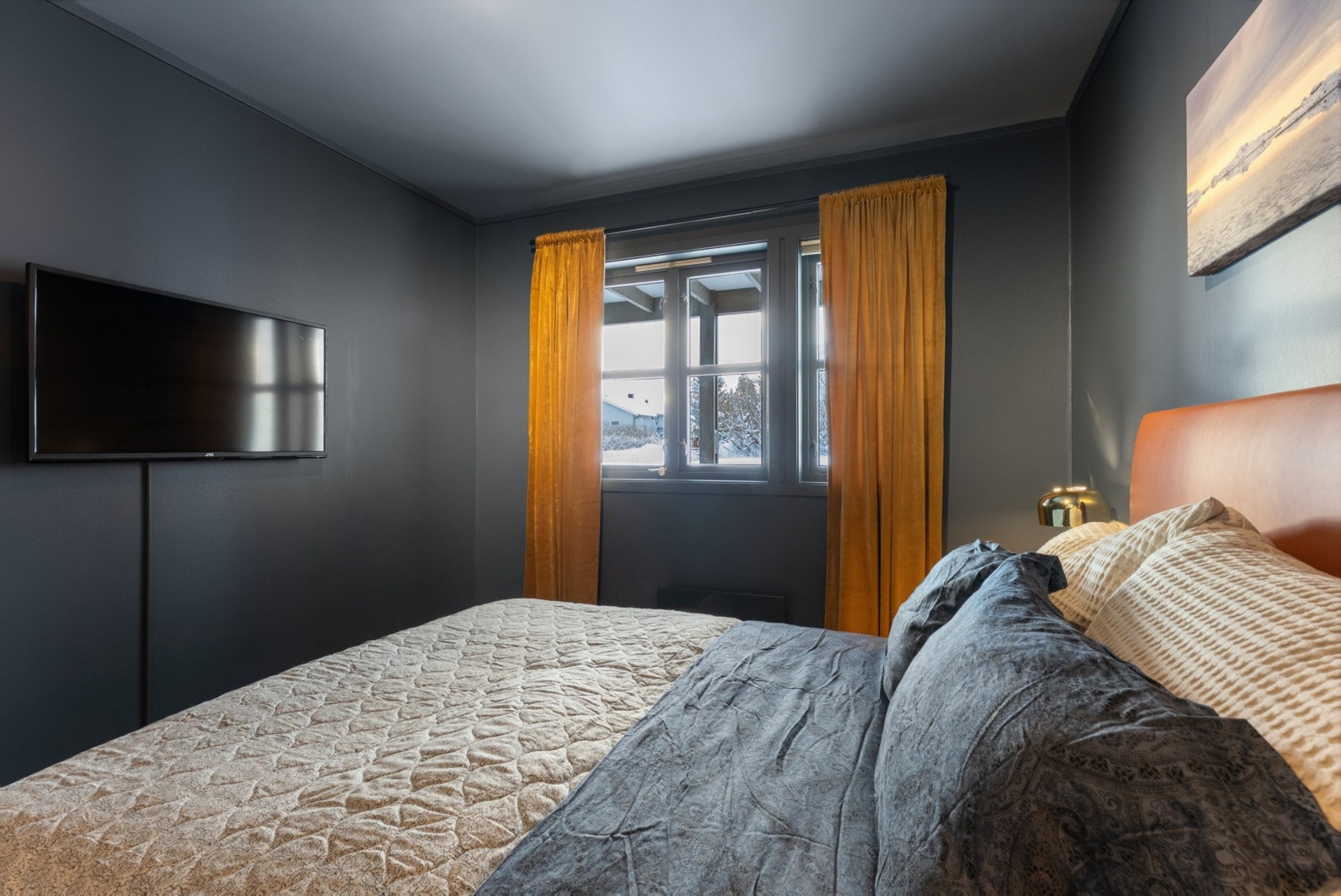 Romslig soverom med vindu som gir naturlig lys og god romfølelse. Galleribilde