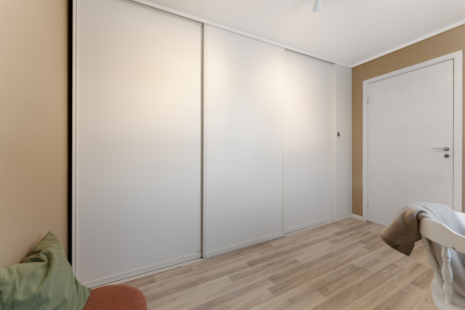 Romslig garderobeløsning som gir gode oppbevaringsmuligheter. Galleribilde