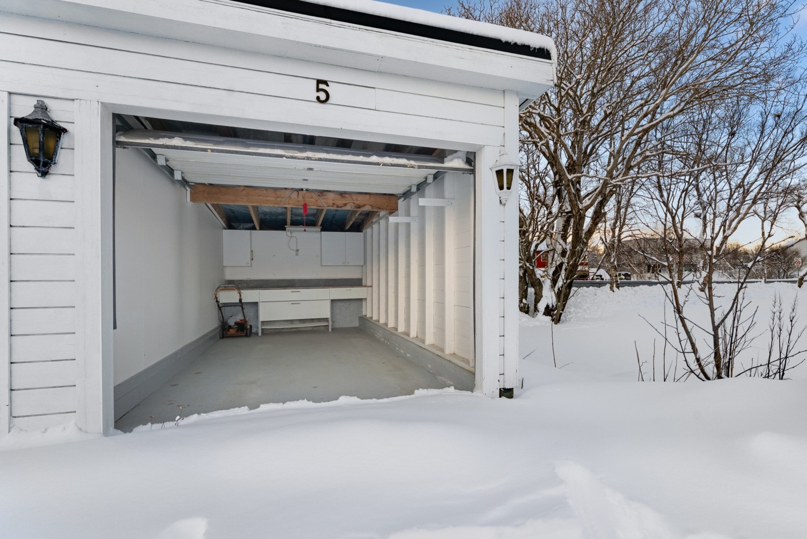 Garasjen gir også uvurderlig ekstra lagringsplass for alt fra bildekk og sykler til skiutstyr og verktøy, noe som bidrar til å frigjøre plass i boligen. Galleribilde