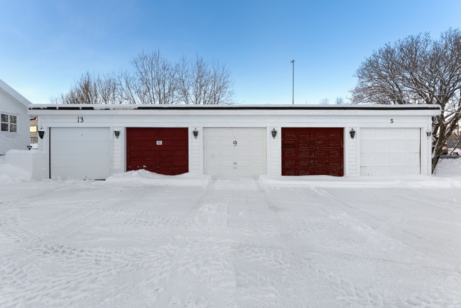 En av de store fordelene med denne boligen er den medfølgende garasjen i et separat bygg. Galleribilde