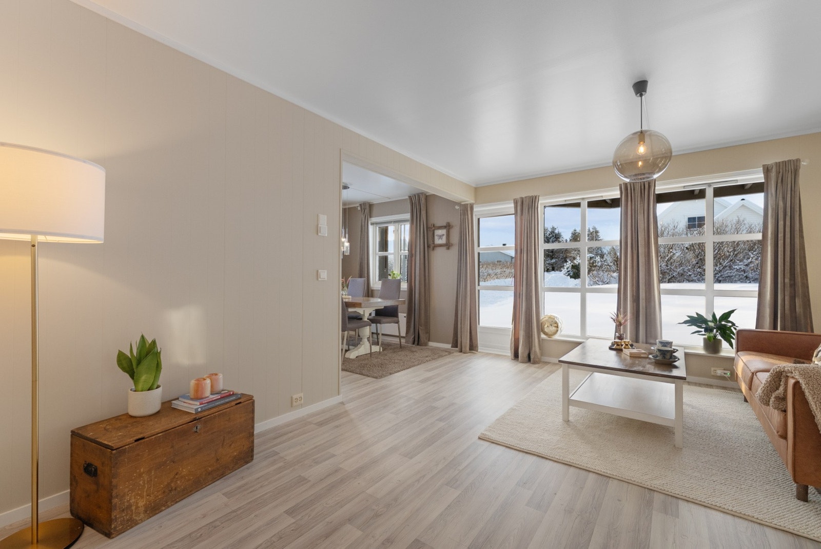 Vi starter i boligens hjerte der du møter den åpne og sosiale stue- og kjøkkenløsningen, et rom designet for samvær og hygge. Galleribilde