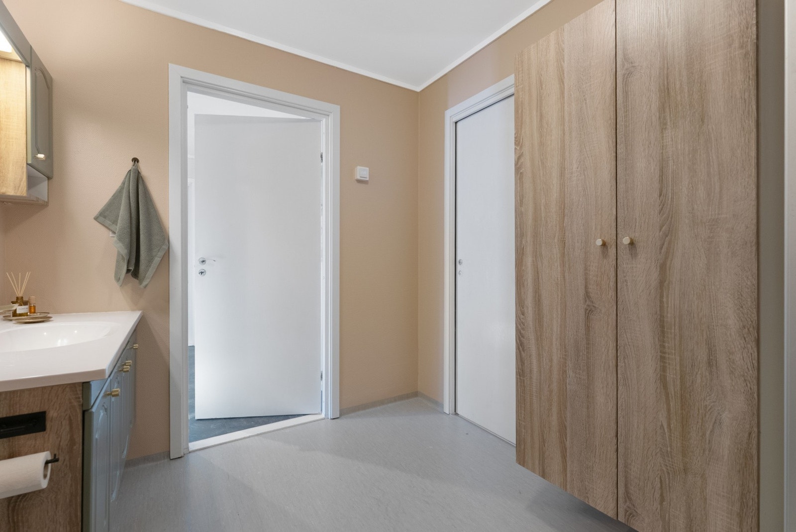 Det er også inngang til badet fra entréen Galleribilde