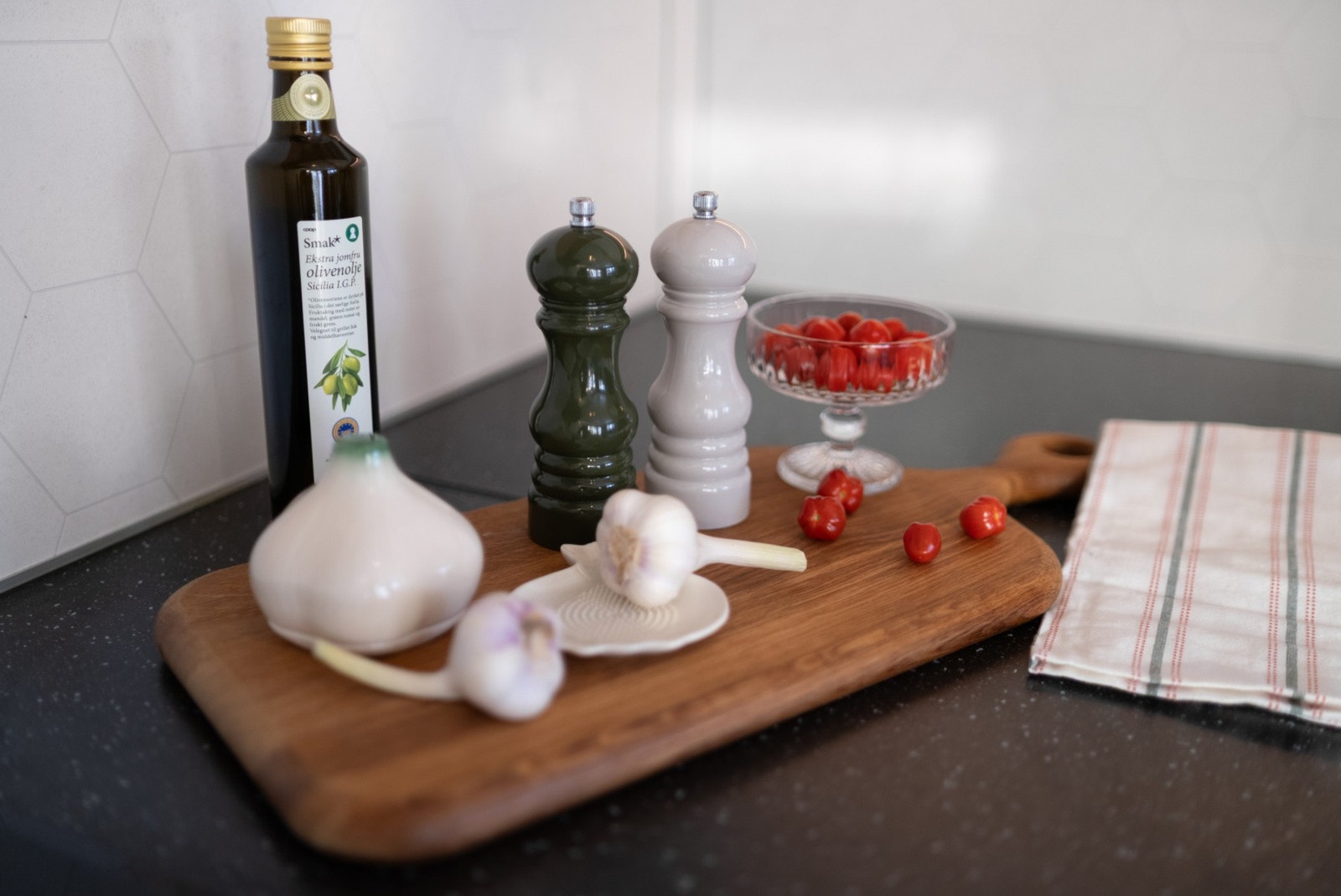 Den funksjonelle utformingen og den sosiale plasseringen gjør dette til et kjøkken som inspirerer til matglede og felles opplevelser. Galleribilde