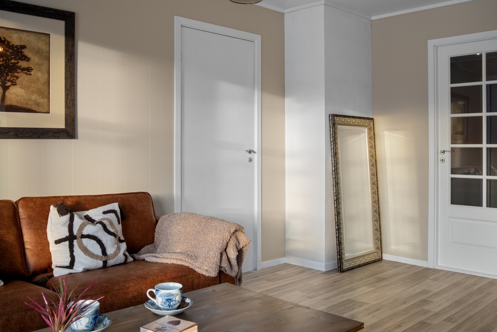 Harmoniske fargevalg og fine lysforhold skaper en behagelig atmosfære. Galleribilde