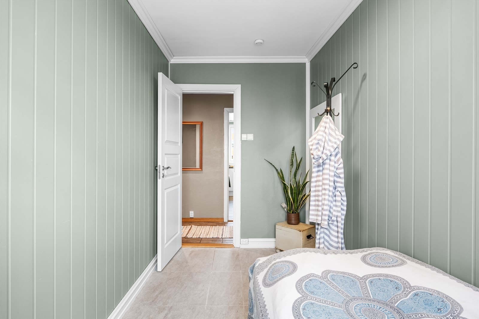 Innvendige dører er malte og profilerte. Galleribilde