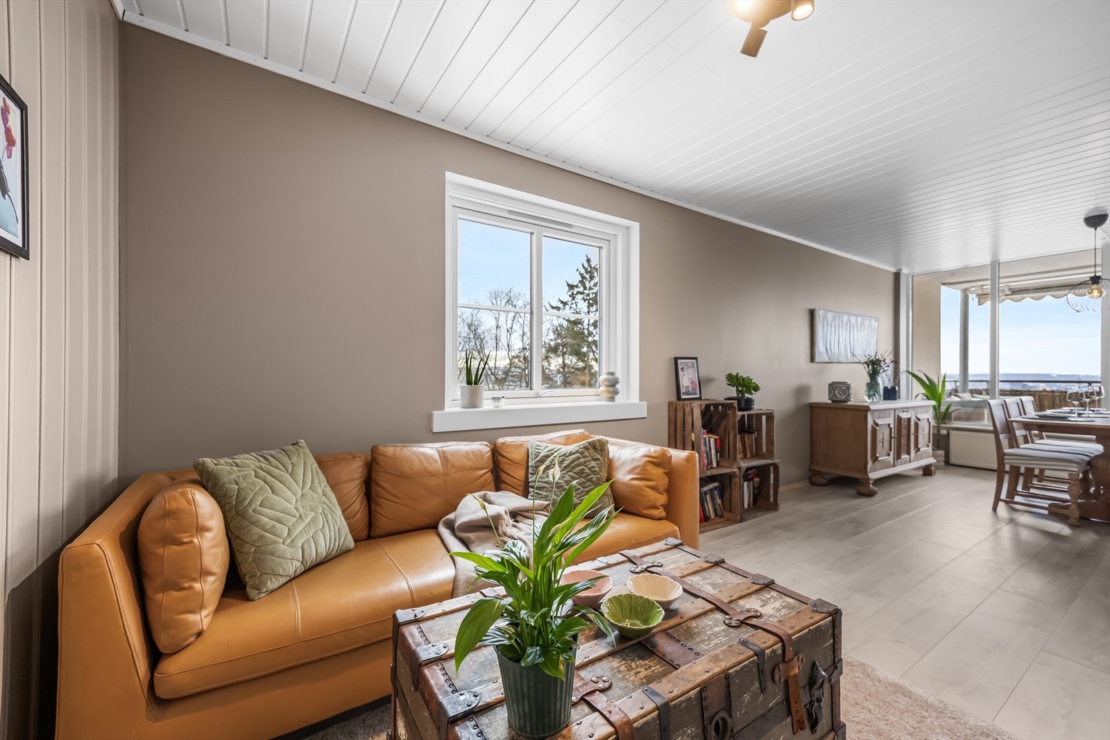 Stuen er enkel å møblere og gir rom for en hyggelig sofakrok. Galleribilde