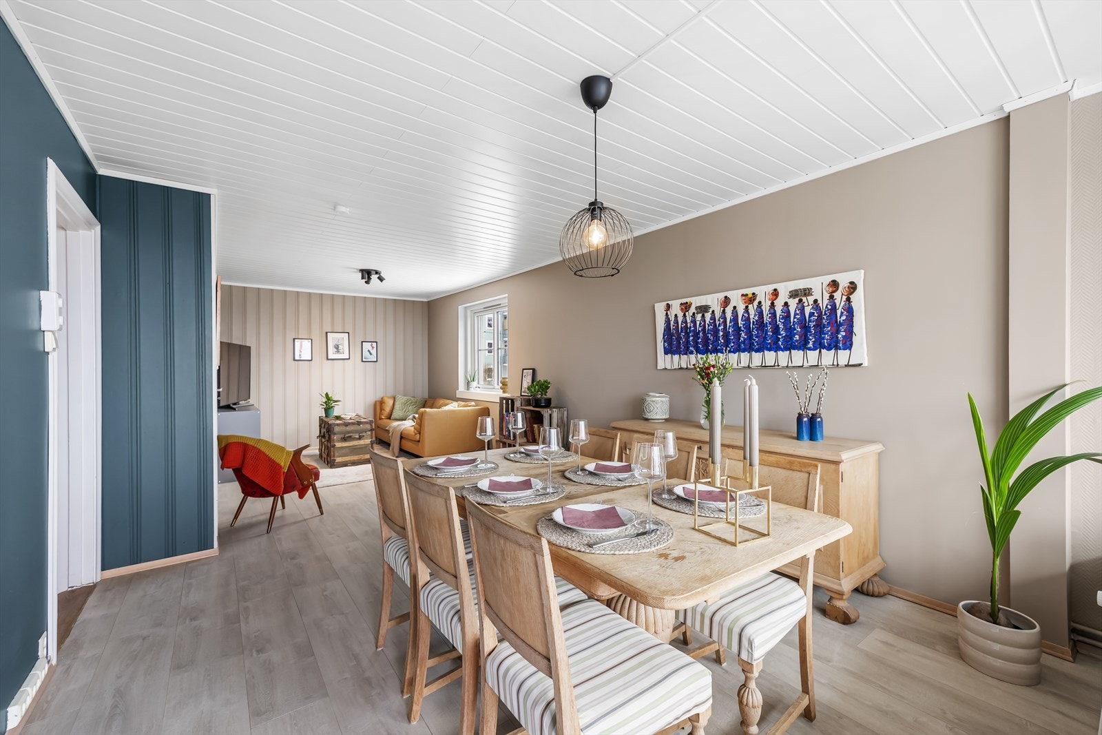 Stuen og spisestuen utgjør en sosial og åpen sone med god plass for møblering. Galleribilde