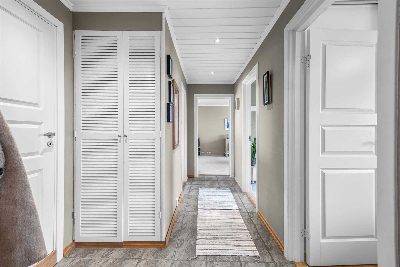 Entréen har flislagt gulv og plass til oppbevaring av yttertøy. Galleribilde