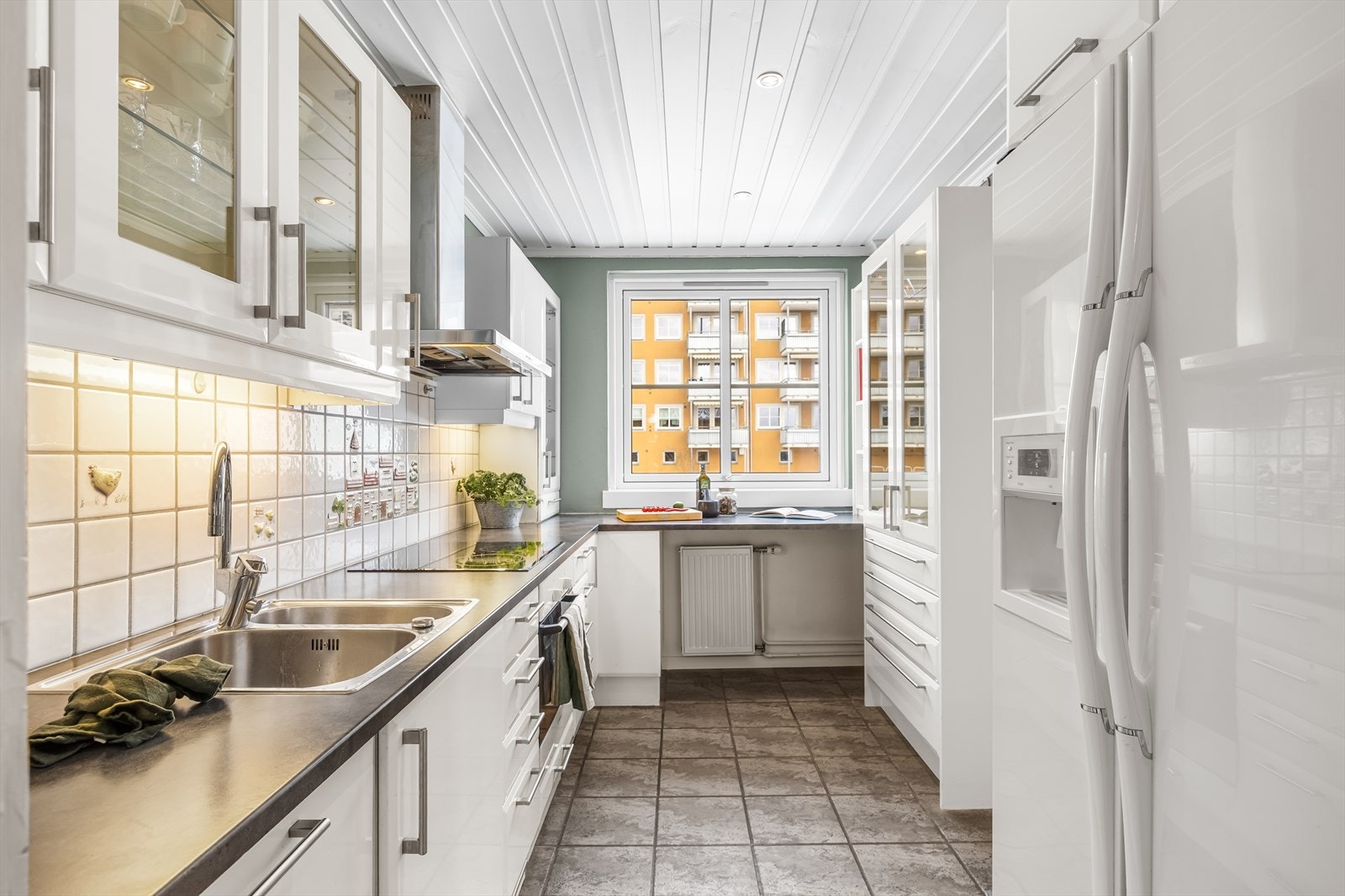 Funksjonelt kjøkken med profilerte fronter og laminat benkeplate. Galleribilde