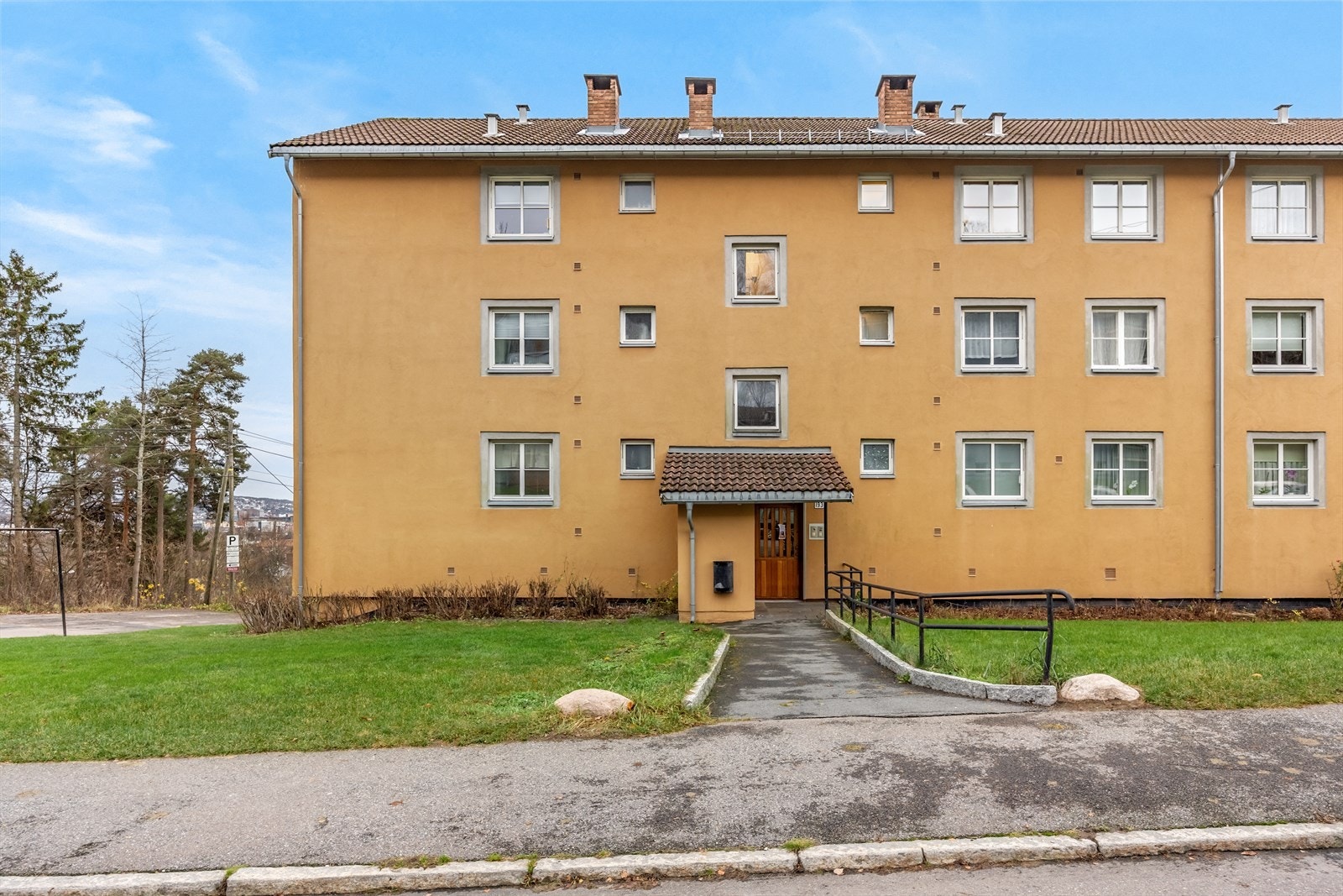 Boligblokken er fra 1955 og har en brann- og lydklassifisert entrédør. Galleribilde