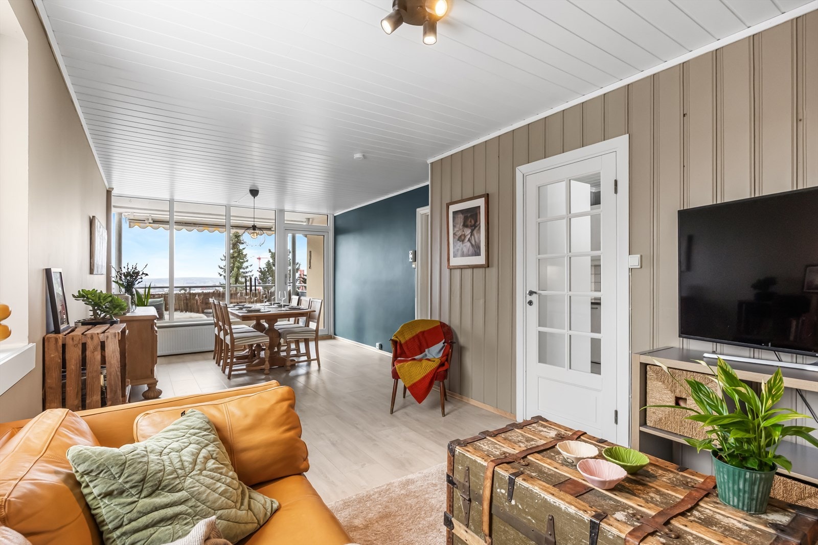 Den gjennomgående planløsningen gir en lys og luftig atmosfære. Galleribilde