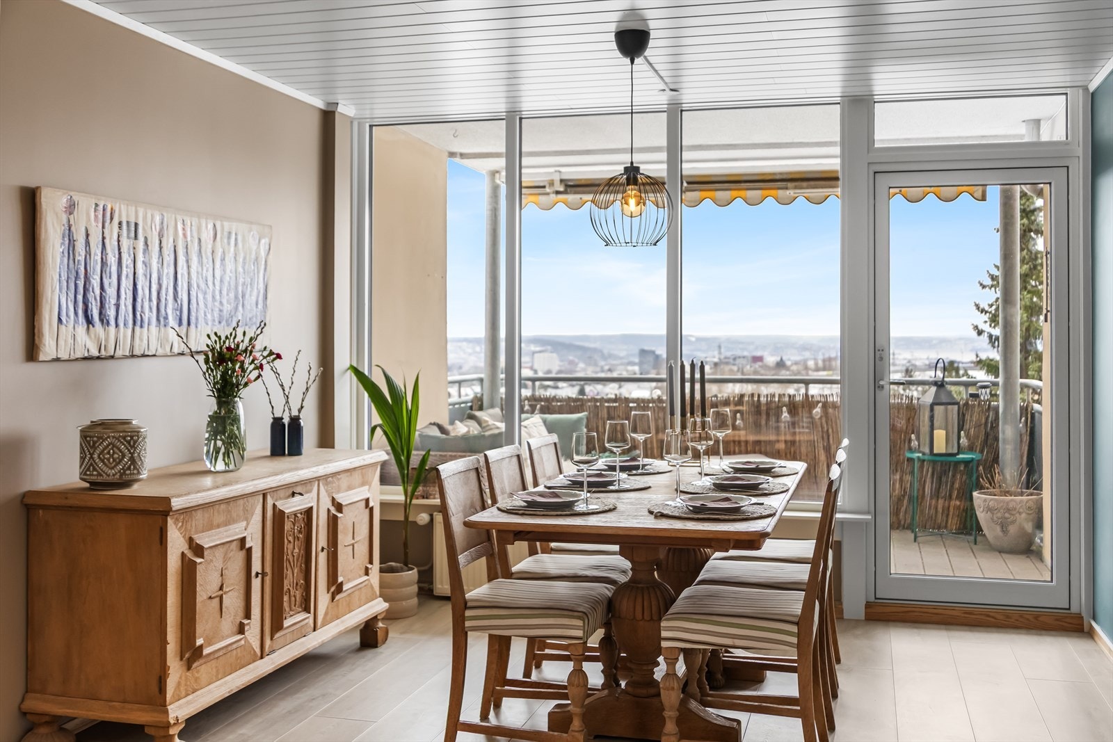 Store vindusflater i spisestuen slipper inn rikelig med naturlig lys. Galleribilde