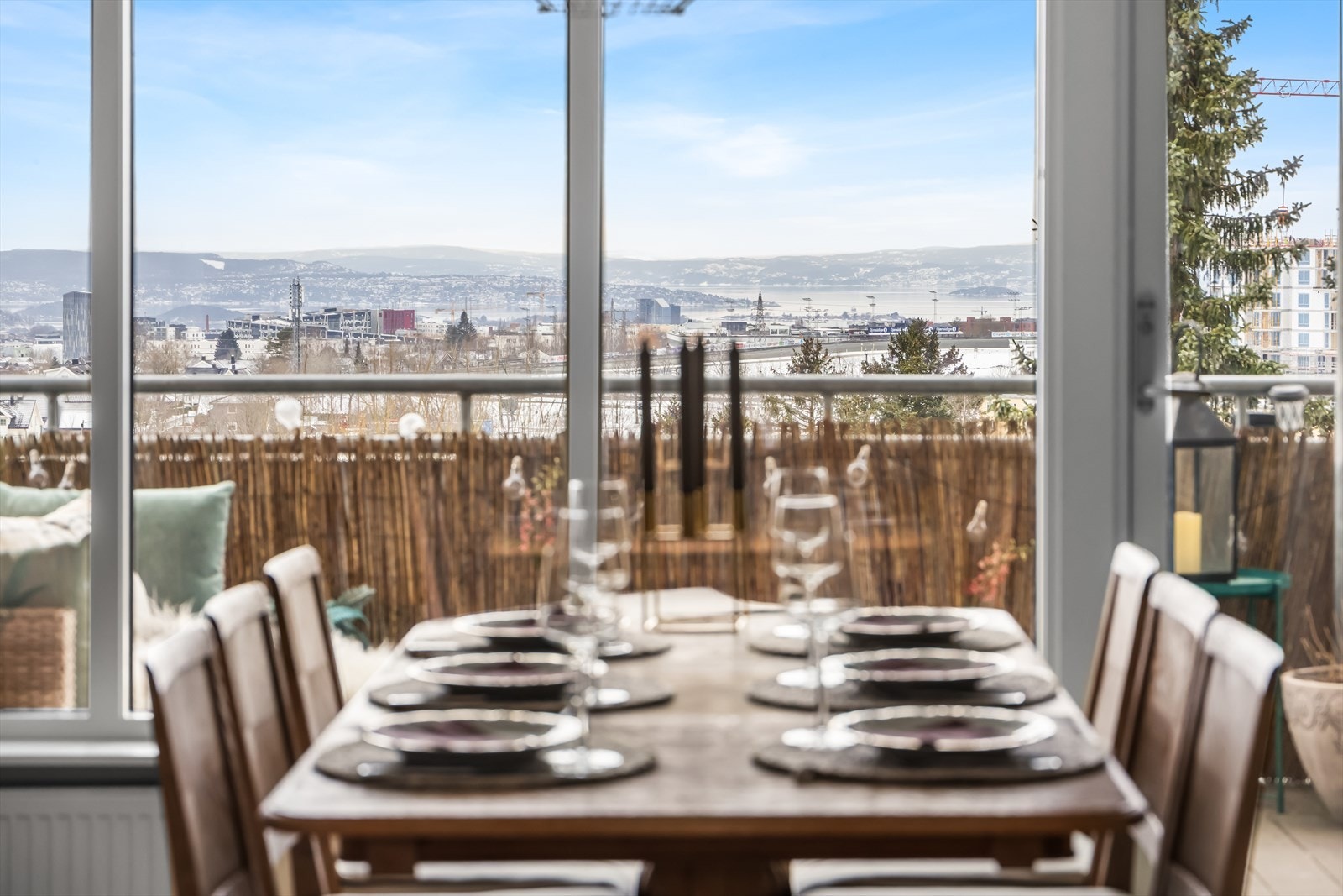 Utsikten strekker seg over store deler av byen og Oslofjorden. Galleribilde