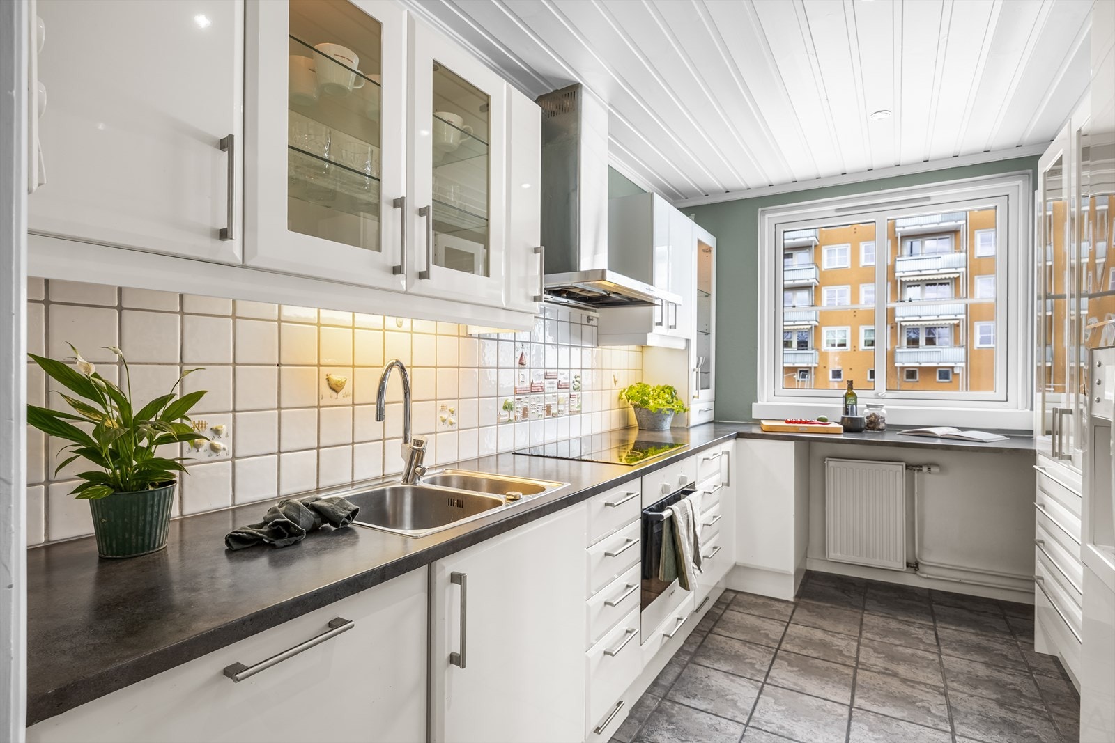 Kjøkkenet er utstyrt med integrert kjøl/fryseskap, stekeovn og platetopp. Galleribilde