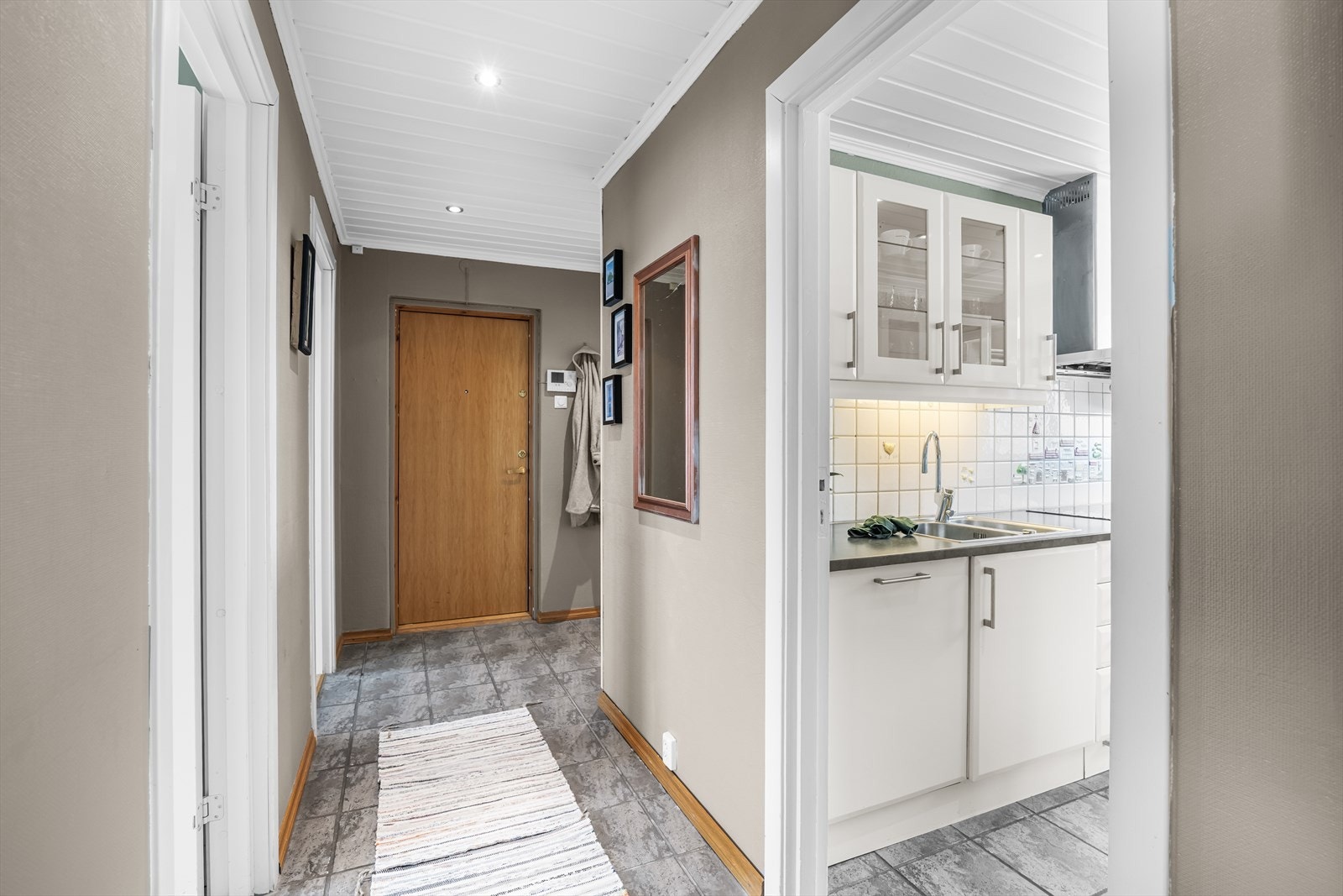 Gangen binder sammen leilighetens rom på en effektiv måte. Galleribilde