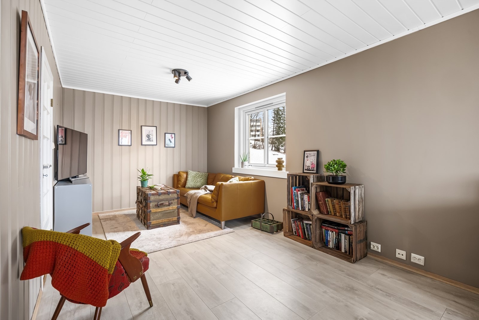 Stuen har en takhøyde på ca. 2,39 meter og oppvarmes via sentralvarmeanlegg. Galleribilde