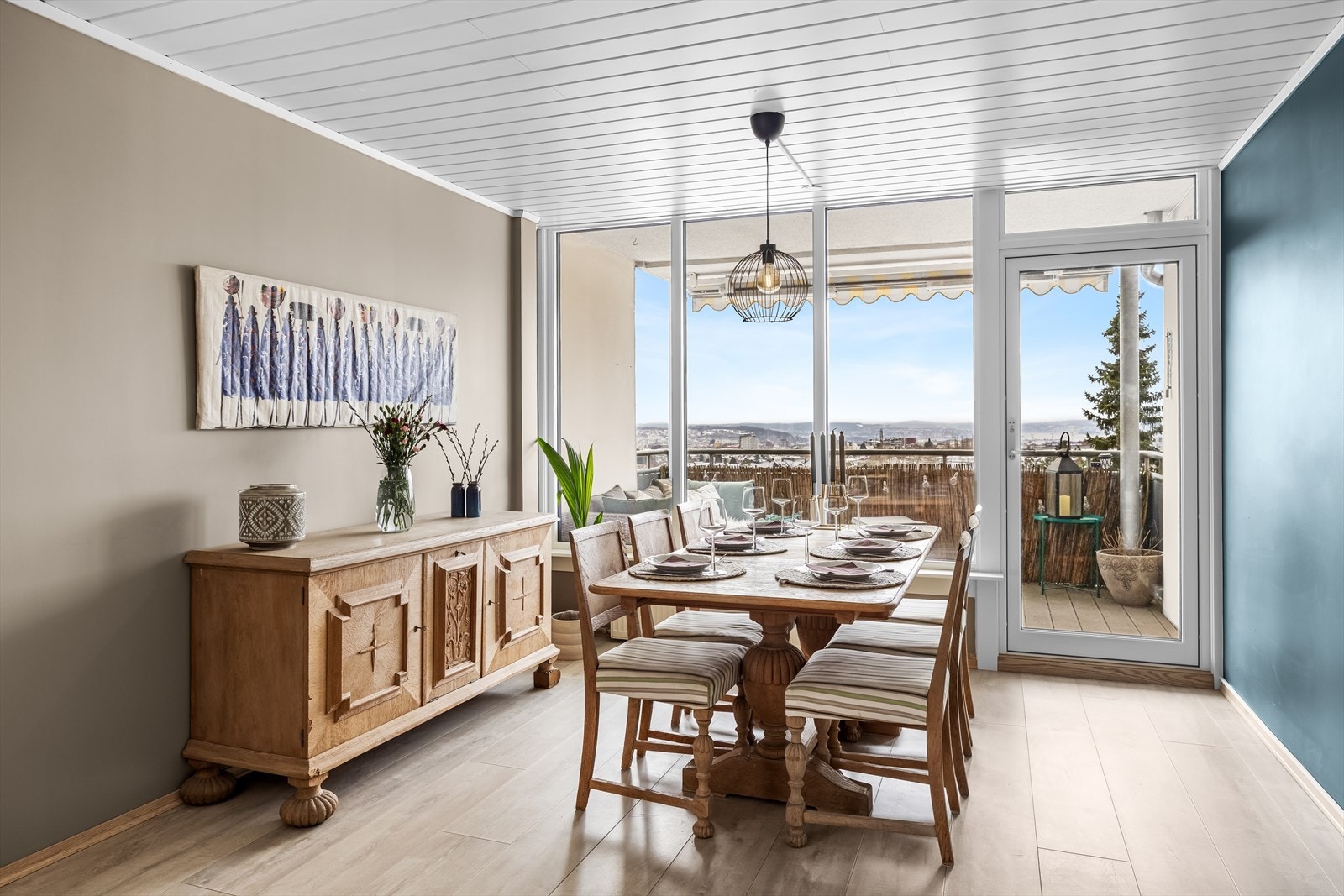 Fra spisestuen er det direkte utgang til en romslig balkong på 8 m². Galleribilde