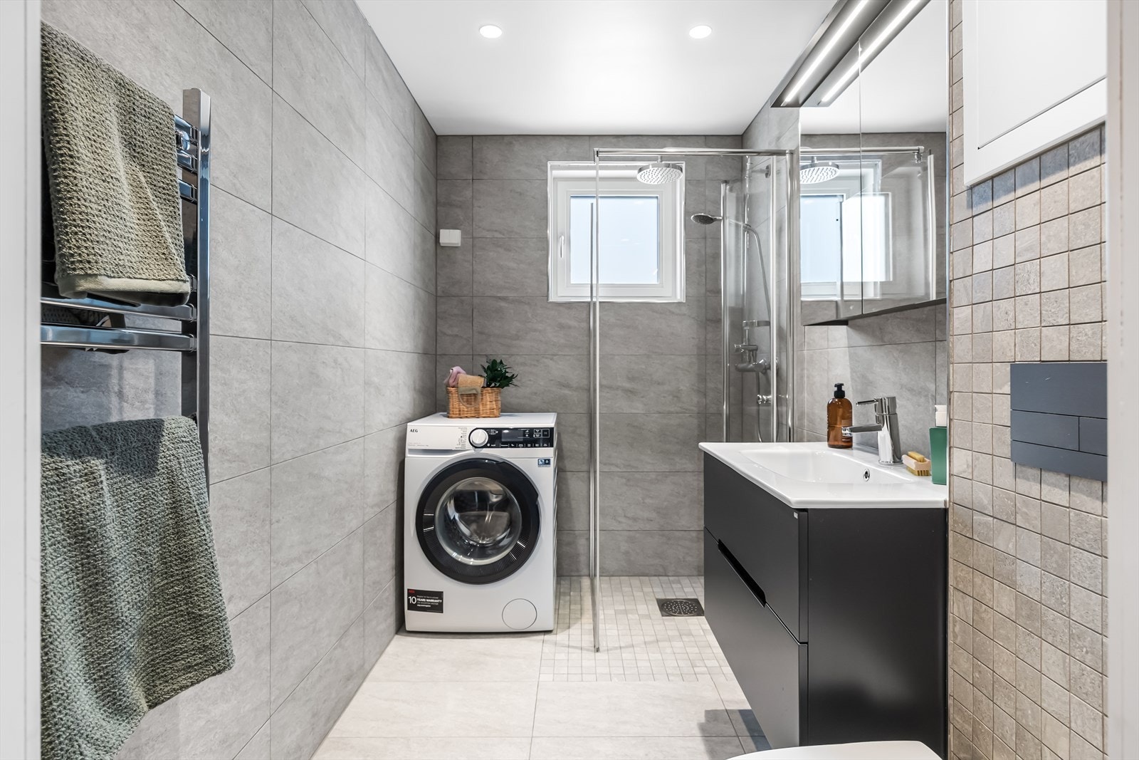 Badet ble pusset opp i 2019 og har moderne fliser og varme i gulvet. Galleribilde