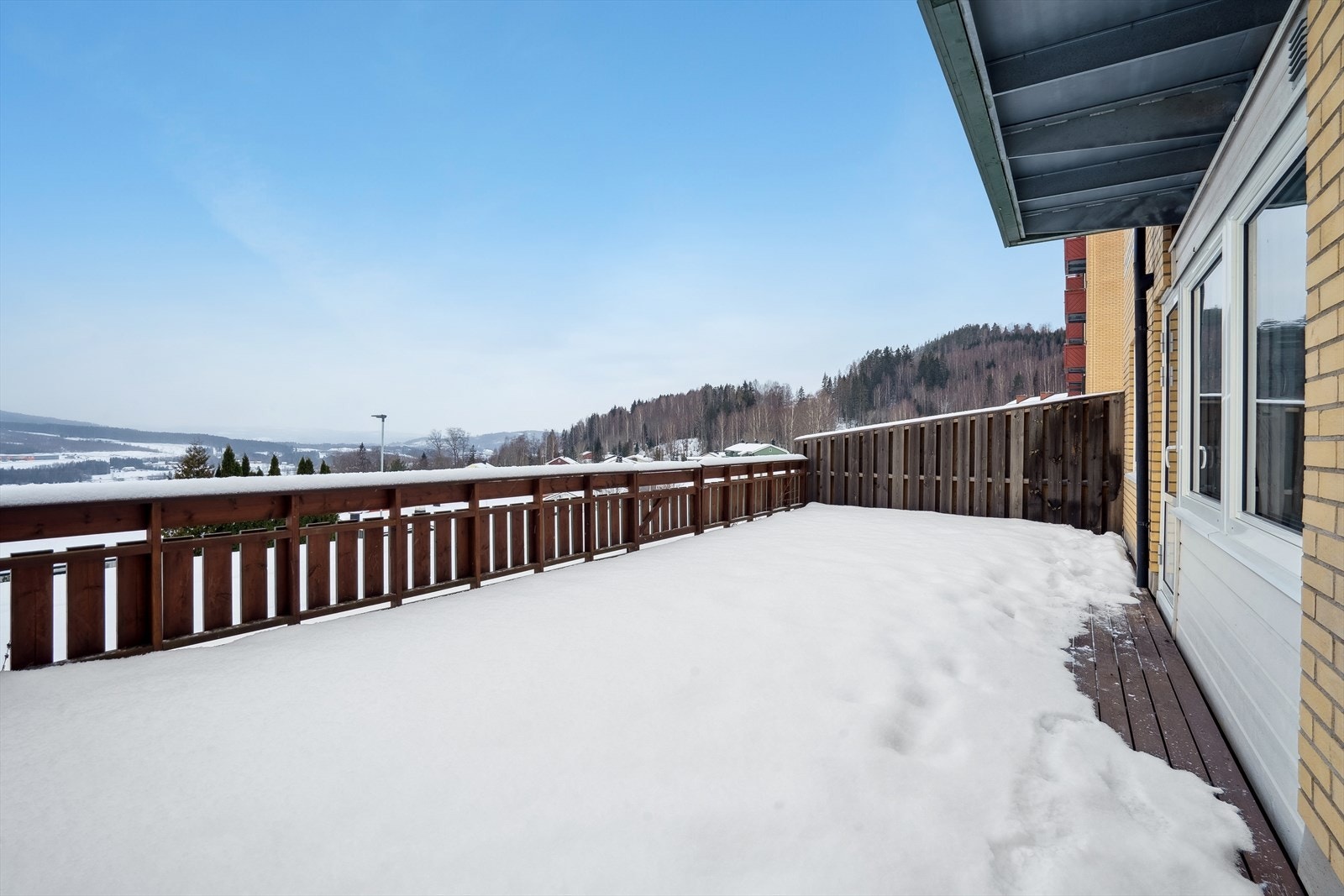 Den store terrassen på hele 37 m² er nordvestvendt med meget gode solforhold. Galleribilde