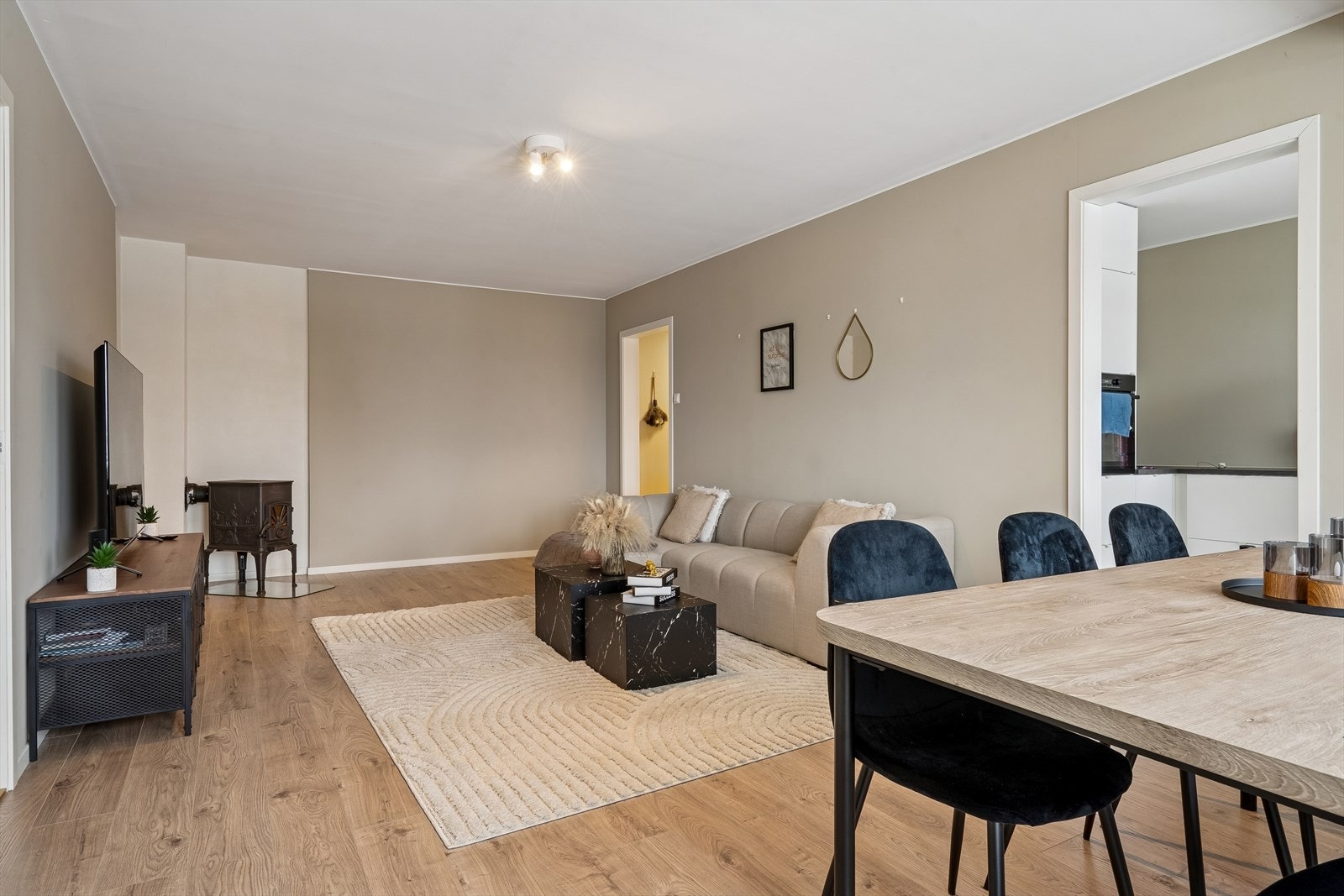 Fra stuen er det åpen overgang mot både entré og kjøkken, noe som skaper en god flyt. Galleribilde