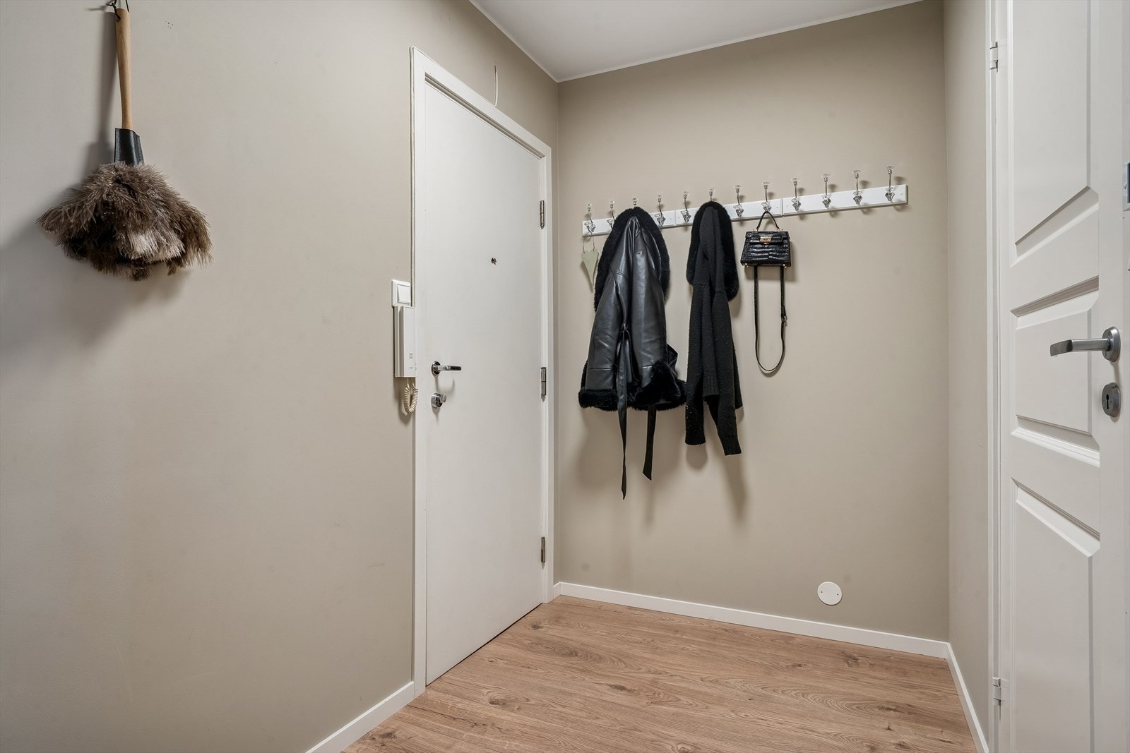 Romslig entrè med god plass til oppbevaringsløsninger. Galleribilde