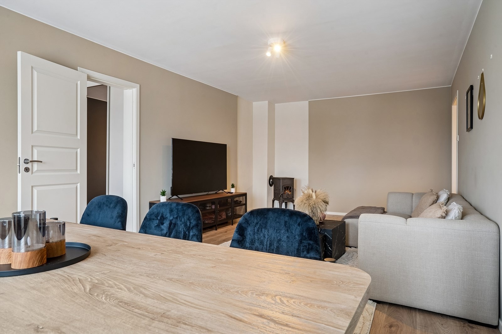 Den åpne planløsningen gir fleksible møbleringsmuligheter i stue- og spisearealet. Galleribilde