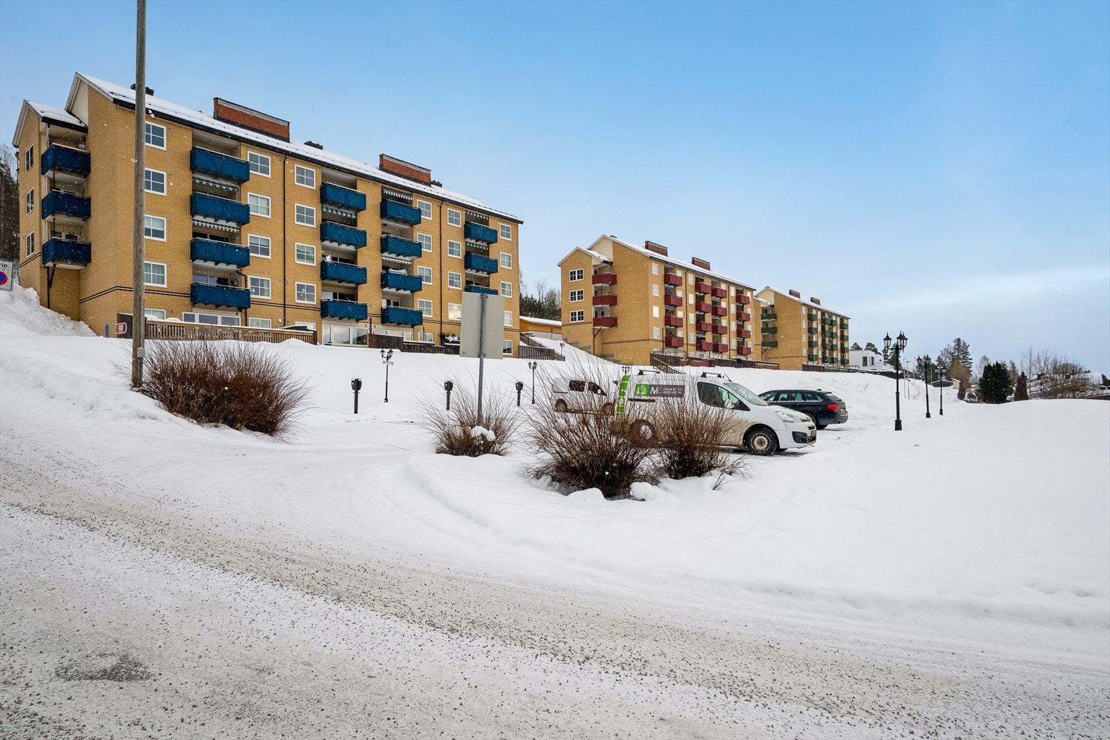 Eiendommen ligger i et etablert og rolig nabolag i Skriverskogen. Galleribilde