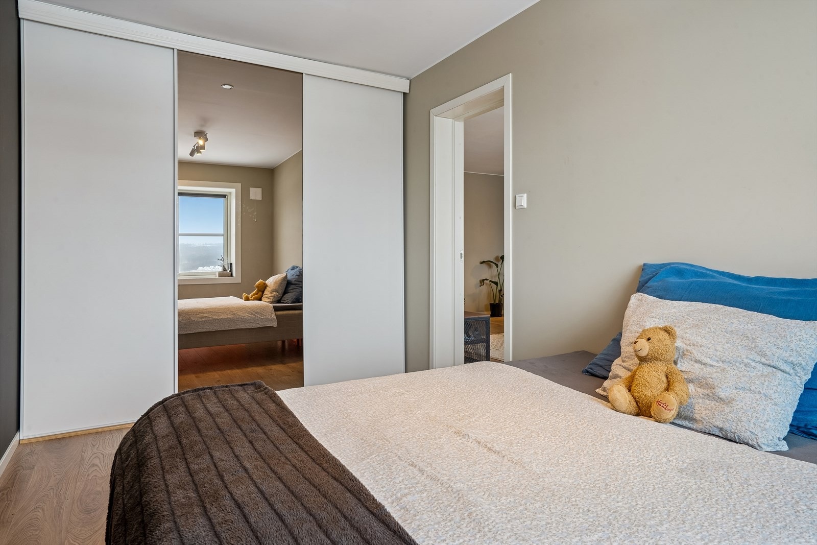 En romslig garderobeløsning med skyvedører gir rikelig med lagringsplass på soverommet. Galleribilde