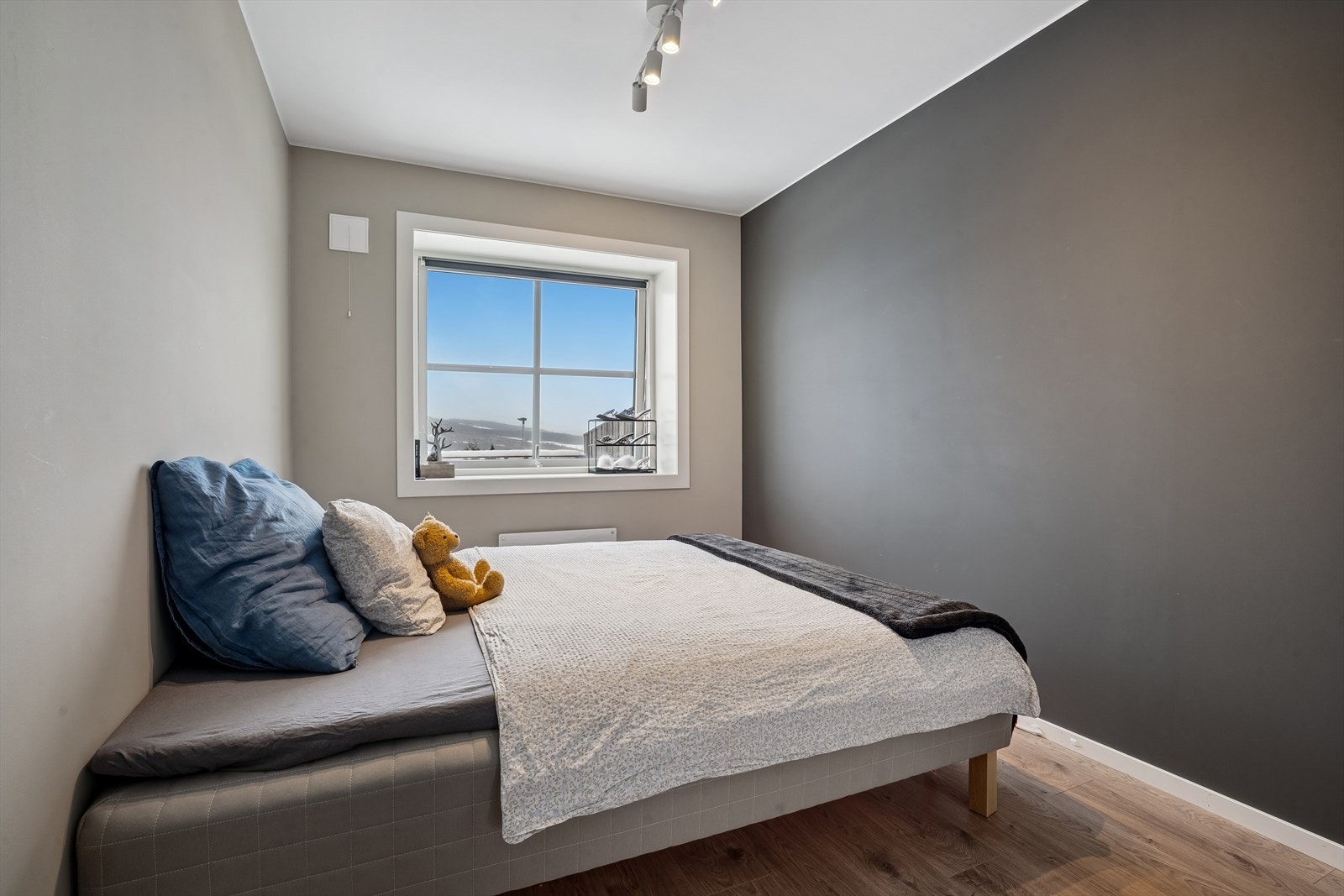 Soverommet har plass til dobbeltseng og er innredet med en nøytral fargepalett. Galleribilde