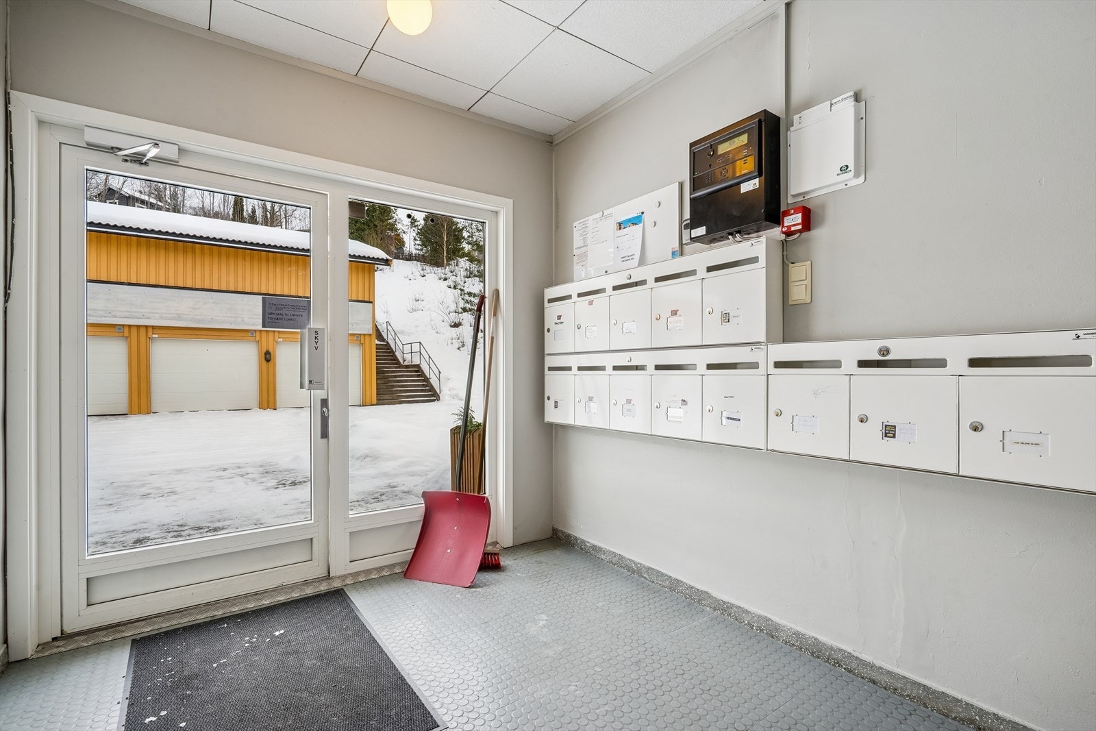 Felles inngangsparti. Trapperommene vaskes ukentlig av et vaskebyrå. Galleribilde